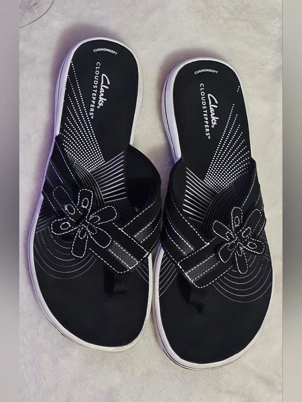Clarks Black Floral Strap Cloudsteppers Sandals w/ Flower Detail EUC Sz 10